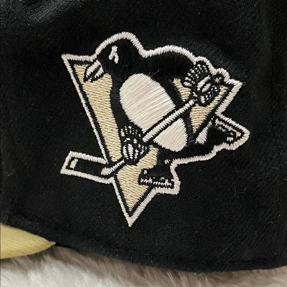 Pittsburgh Penguins Embroidered Snapback Cap - Picture 3 of 8